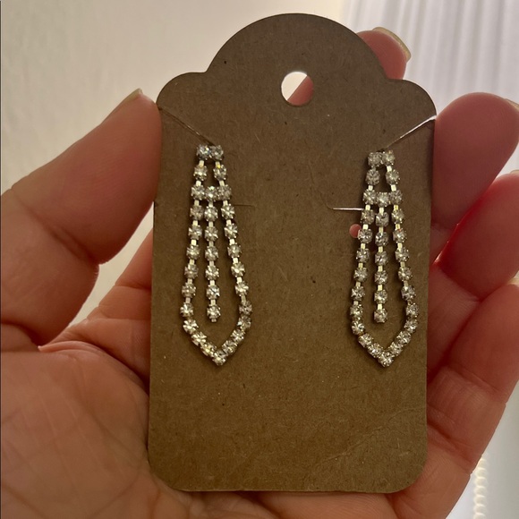 Jewelry - Elegant Crystal Drop Dangle Earrings - Silver Tone